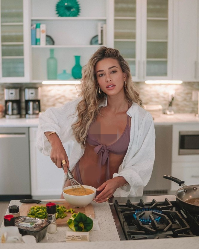 Cô nàng không phải mỹ nhân Hollywood đầu tiên diện thời trang nóng bỏng vào bếp nấu ăn.