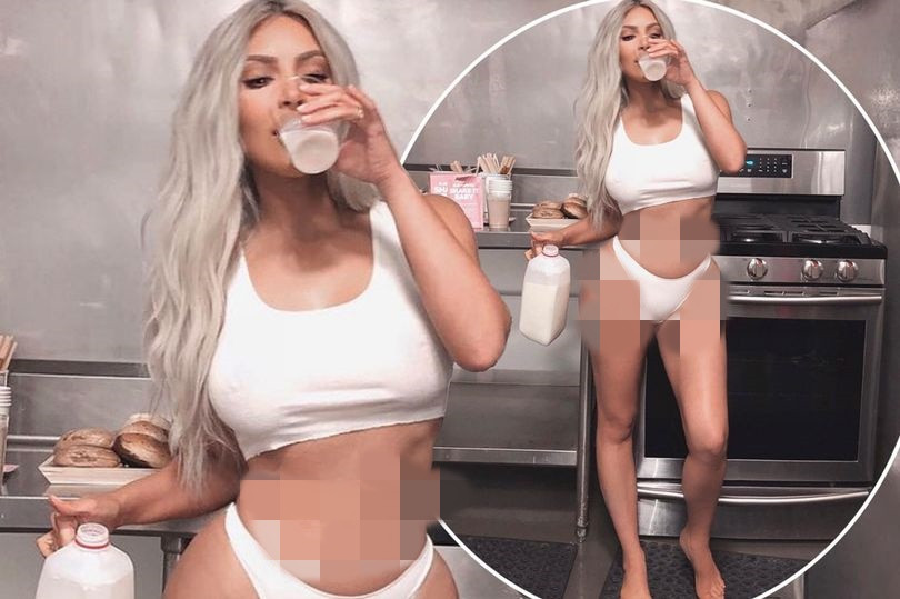 Kim Kardashian cũng từng khiến thiên hạ trầm trồ vì ăn mặc kiệm vải, phô diễn hình thể quá đà trong căn bếp.