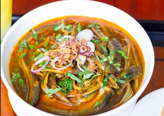 Thịt lươn khi làm sạch xong sẽ được xào chung với nghệ, ớt, tiêu xay. Còn phần nước dùng được ninh từ xương lợn, bò, cá và cả xương lươn nên có vị ngọt thanh rất tự nhiên. Đặc biệt là không thể thiếu hành tăm - thứ hành chỉ có ở Nghệ An, Hà Tĩnh. Chính những củ hành tăm bé bé mới làm dậy lên được mùi thơm của lươn, tạo nên vị cay nồng cho món súp.