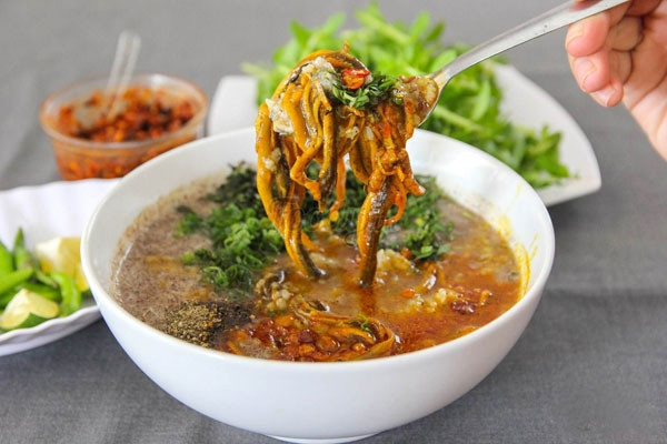 Lươn được làm rất kỹ càng, rửa sạch và đem luộc lên, đến khi lươn chín vừa đến thì mang ra tách riêng phần thịt và xương. Khi lọc thịt phải dùng cật tre chứ không dùng dao bởi có như vậy thì thịt lươn khi nấu lên không bị tanh.