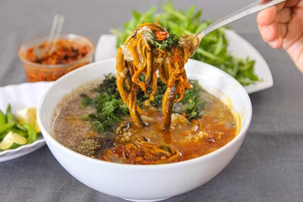 Lươn được làm rất kỹ càng, rửa sạch và đem luộc lên, đến khi lươn chín vừa đến thì mang ra tách riêng phần thịt và xương. Khi lọc thịt phải dùng cật tre chứ không dùng dao bởi có như vậy thì thịt lươn khi nấu lên không bị tanh.