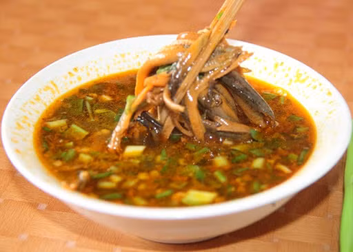 Thịt lươn ngon là khi múc vào bát, miếng lươn vẫn còn nguyên, ăn vào mềm tan mà đậm vị cay của ớt và mùi thơm của hành. Thêm một chút xanh xanh từ mùi tàu hay hành tươi rồi vắt thêm ít chanh nữa là bạn đã có một bát súp lươn Nghệ An hoàn hảo.