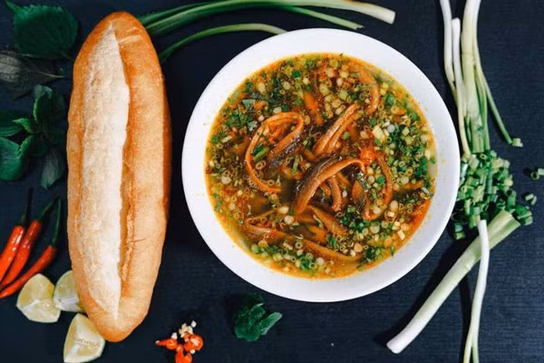 Sau đó là tới công đoạn sơ chế lươn, đây là công đoạn tốn nhiều công sức nhất vì không phải ai cũng làm được. Đầu tiên là phải làm sạch nhớt để gỡ lấy thịt, nhiều nơi họ sử dụng vỏ trấu khi đốt cháy hoặc nấu chín lên rồi dùng muối để làm sạch phần nhớt đi. 