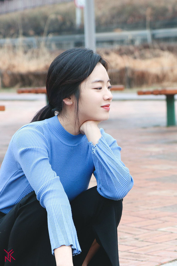 Cô nàng này thật sự khiến fan "há hốc" khi để tóc dài và ăn mặc nữ tính khoe nét đẹp hút hồn.