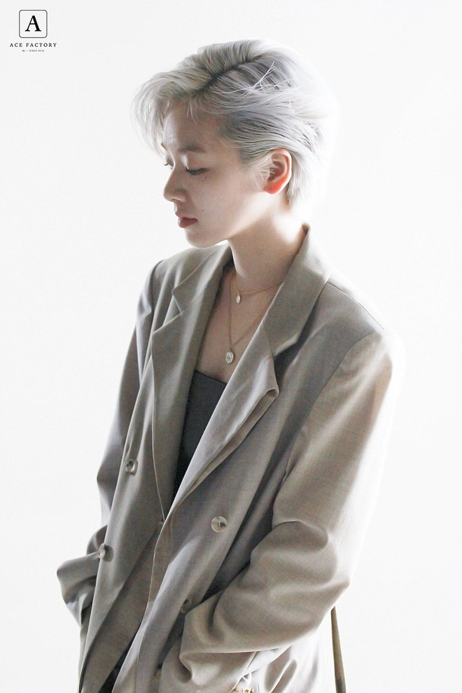 Không chỉ có khả năng diễn xuất tốt, Lee Joo Young còn gây ấn tượng với khán giả bởi gu thời trang cực chất cùng hình tượng tomboy cá tính nhưng không kém phần xinh xắn.