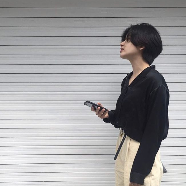 Cô nàng này sở hữu khuôn mặt đẹp hút hồn, dù không có đường nét quá nổi bật nhưng tổng thể lại hài hoà, thu hút đến lạ.