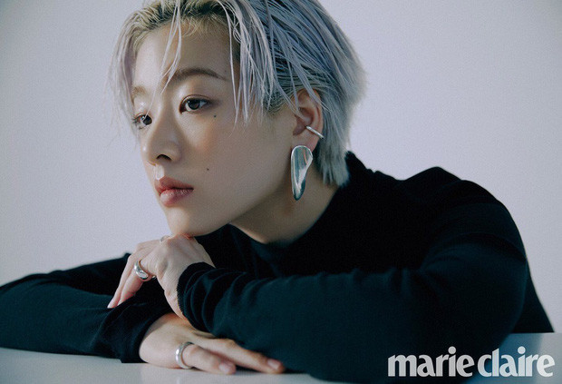 Lee Joo Young thường xuất hiện với mái tóc ngắn vô cùng cá tính. Khi theo đuổi phong cách thời trang tomboy, nữ diễn viên khiến người đối diện phải trầm trồ.