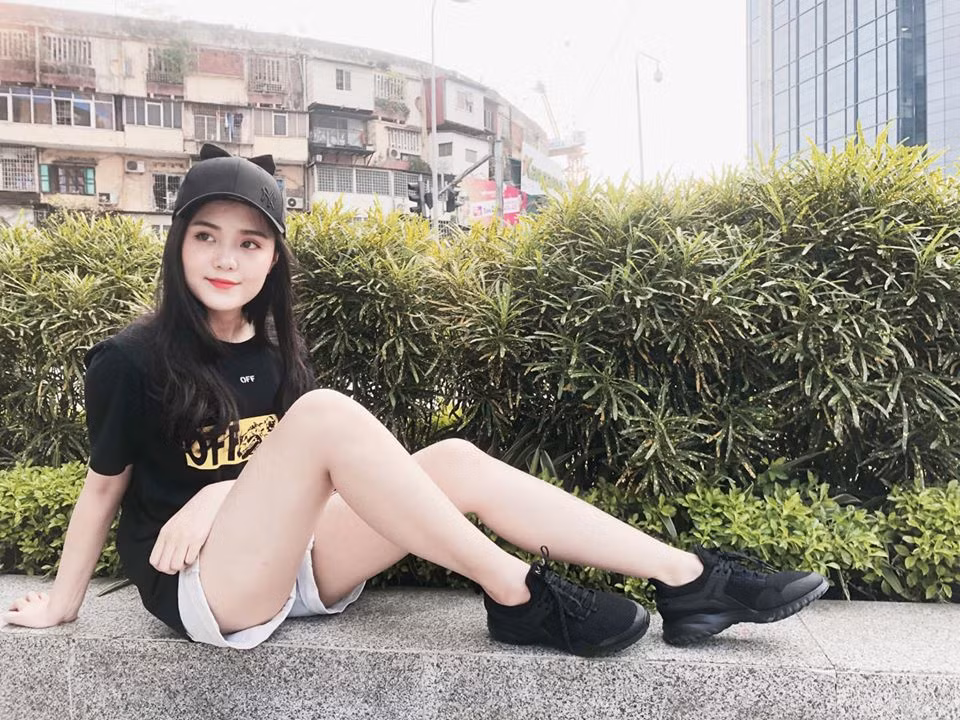 Thỉnh thoảng, cô nàng cũng chọn các bộ đồ năng động, cá tính như áo phông và quần short. Ảnh: FBNV. Video "Minh Hằng chia sẻ về phong cách thời trang". Nguồn: VTC.