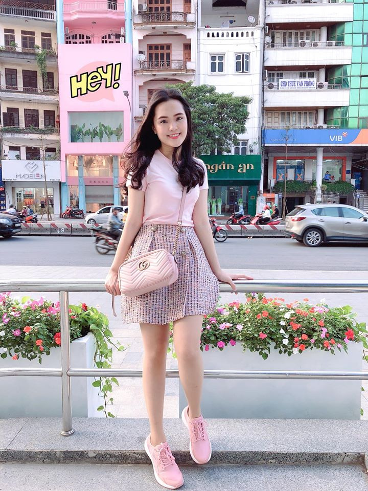 Vẻ đằm thắm, dịu dàng của người đẹp Hà Thành được thể hiện qua set đồ hồng từ đầu đến chân cực trẻ trung.