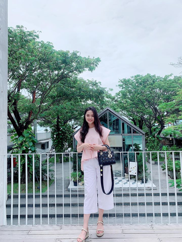 Quỳnh Anh khá chuộng những trang phục có màu sắc nhẹ nhàng. Dù ăn mặc đơn giản nhưng tay xách túi Dior làm tăng lên mức sành điệu của cô nàng.