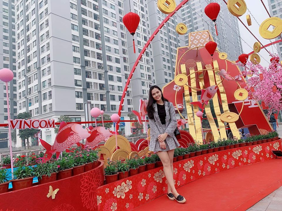 Khi đi chơi, vợ cầu thủ Duy Mạnh thường chọn những trang phục trẻ trung và dễ thương.