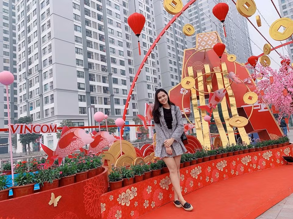 Khi đi chơi, vợ cầu thủ Duy Mạnh thường chọn những trang phục trẻ trung và dễ thương.