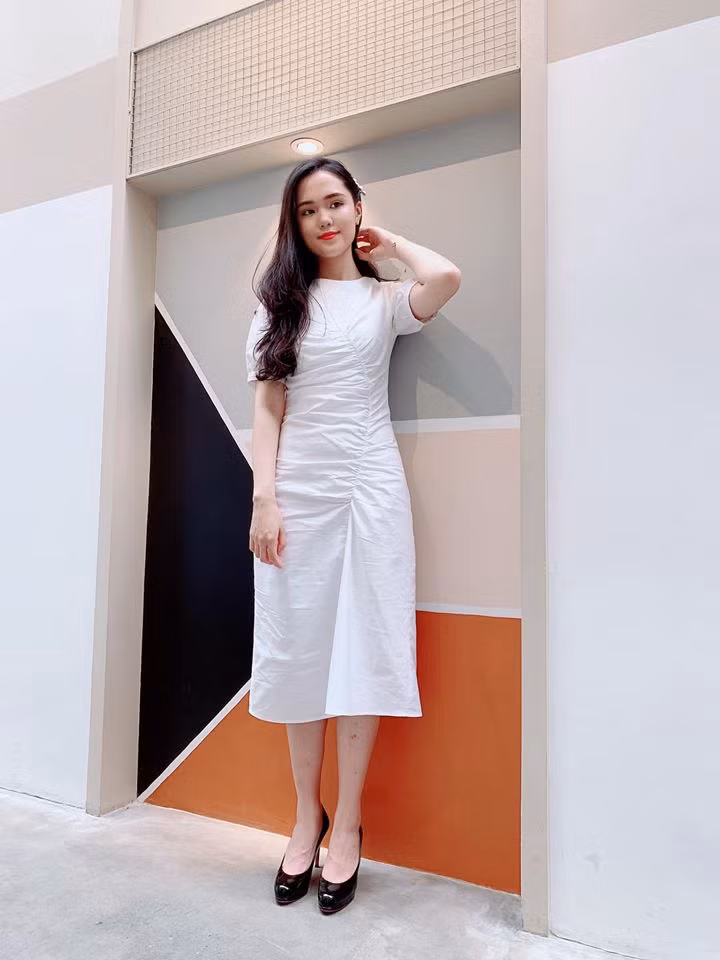 Gu thời trang của Quỳnh Anh trông khá đơn giản nhưng trong tủ đồ của cô cũng có không ít món hàng hiệu đắt đỏ.