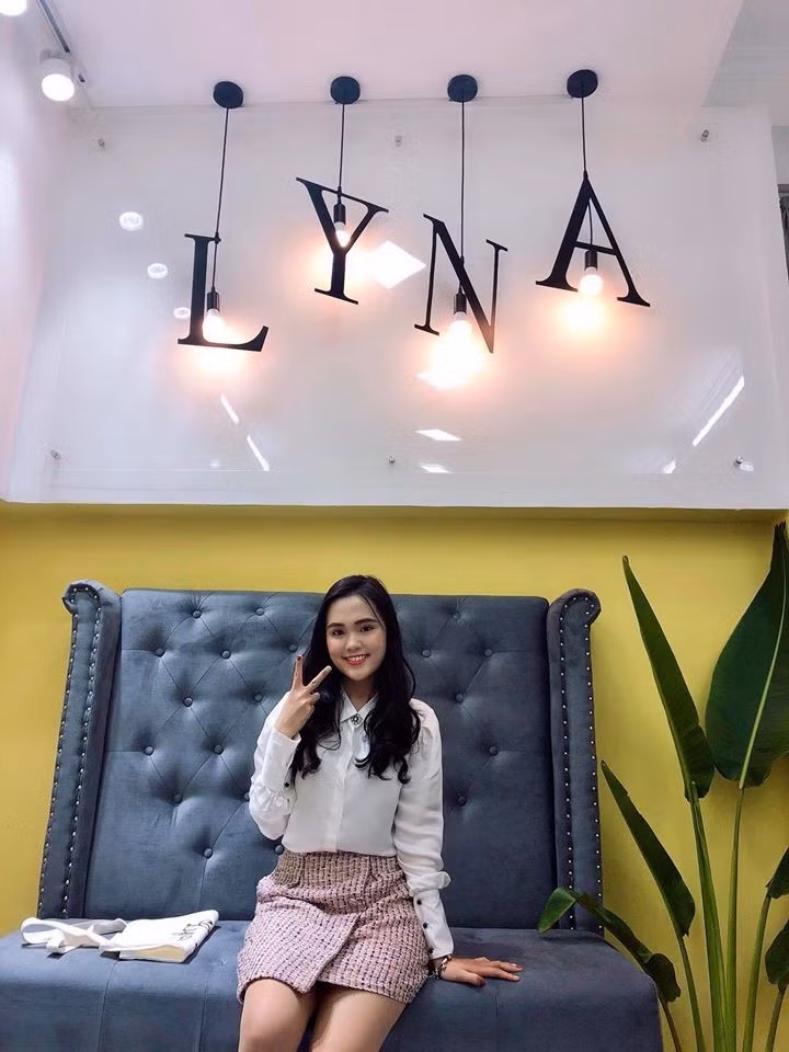 Cô phối áo sơ mi trắng đơn giản với chân váy thanh lịch, nữ tính.