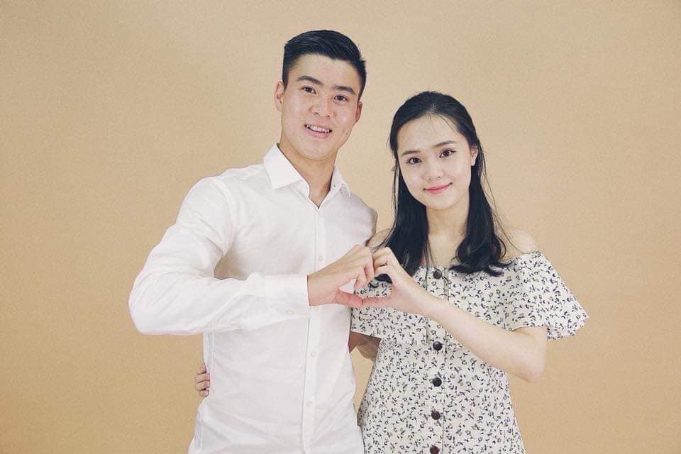 Mỹ nhân 9X tốt nghiệp Học viện Ngoại giao Việt Nam, hiện là chủ 2 cửa hàng kinh doanh thời trang, mỹ phẩm. Cô còn gây chú ý khi là em vợ tiền đạo Văn Quyết, con gái của cựu chủ tịch CLB Bóng đá Sài Gòn.