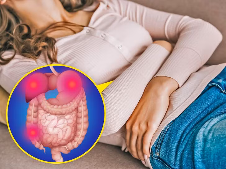 8. Các vấn đề về dạ dày tồi tệ hơn: Nếu dạ dày của bạn nhạy cảm, ăn thức ăn cay là một ý kiến tồi. Đầu tiên, nó có thể khiến bạn bị tiêu chảy. Lý do là vì capsaicin, có tác động tích cực đến cơ thể, nhưng nói chung, là một chất gây khó chịu cho chúng ta. Ngoài ra, nó có thể gây ra viêm dạ dày tạm thời hoặc nếu bạn đã có vấn đề về dạ dày, chúng có thể trở nên tồi tệ hơn.