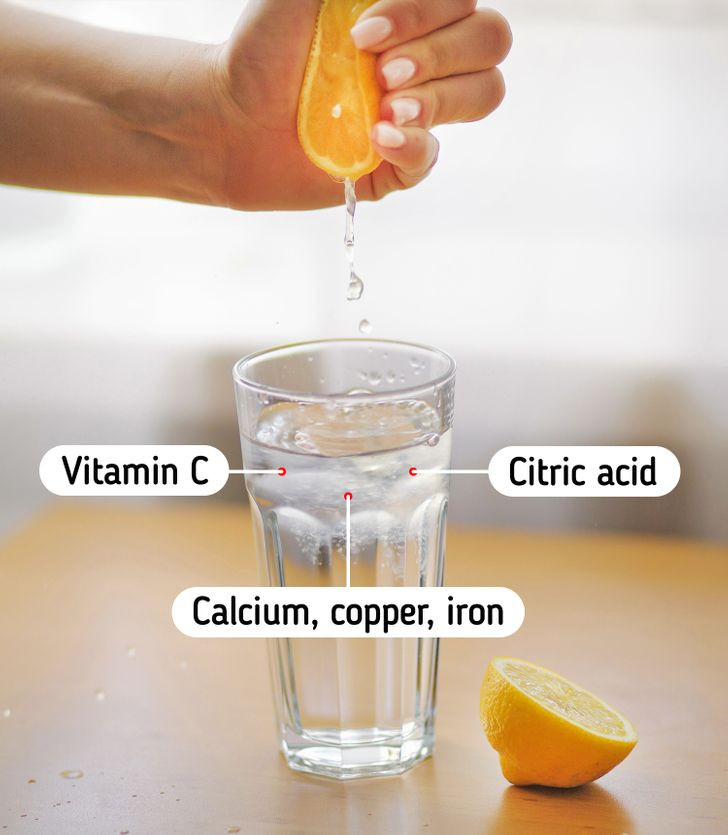 Chanh giàu dinh dưỡng, là lựa chọn thay thế dầu gội đầu rẻ và hiệu quả nhất. Axit citric trong chanh giúp làm sạch tóc, đặc biệt là tóc nhiều gàu. Vắt một thìa nước cốt chanh vào hai cốc nước rồi lắc đều. Đổ hỗn hợp lên tóc, massage trong 2 - 3 phút rồi gội sạch lại với nước mát.