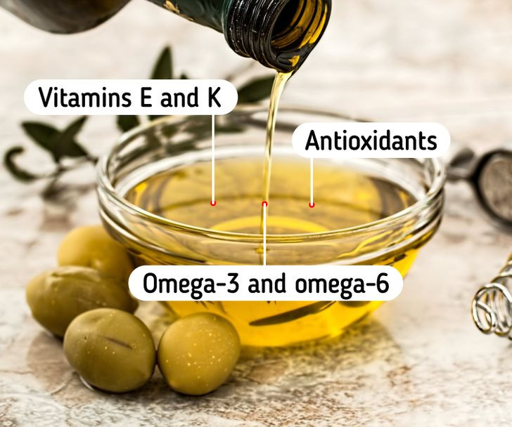 Dầu ô liu giàu chất dinh dưỡng, có tác dụng như một loại kem dưỡng ẩm tự nhiên, giúp tóc mềm mượt và khỏe mạnh hơn. Đây là nguyên liệu rất tốt cho tóc khô, tóc chẻ ngọn. Dùng một thìa ô liu đã được làm ấm, thoa lên da đầu, massage nhẹ nhàng trong 15 phút rồi gội sạch lại với nước mát. Ảnh: BS. Mời độc giả theo dõi video "Bí quyết làm đẹp của sao Việt". Nguồn: VTC.