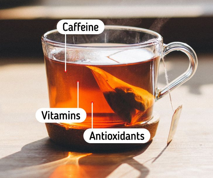 Trà: Hãy pha một cốc trà cho mái tóc của bạn. Nhờ có caffeine, trà thúc đẩy lưu lượng máu, hydrat hóa da và cung cấp oxy trong cơ thể. Những điều này trực tiếp cải thiện sự phát triển của tóc và ngăn ngừa rụng tóc. Pha một ấm trà, để nguội và đổ lên gội đầu.