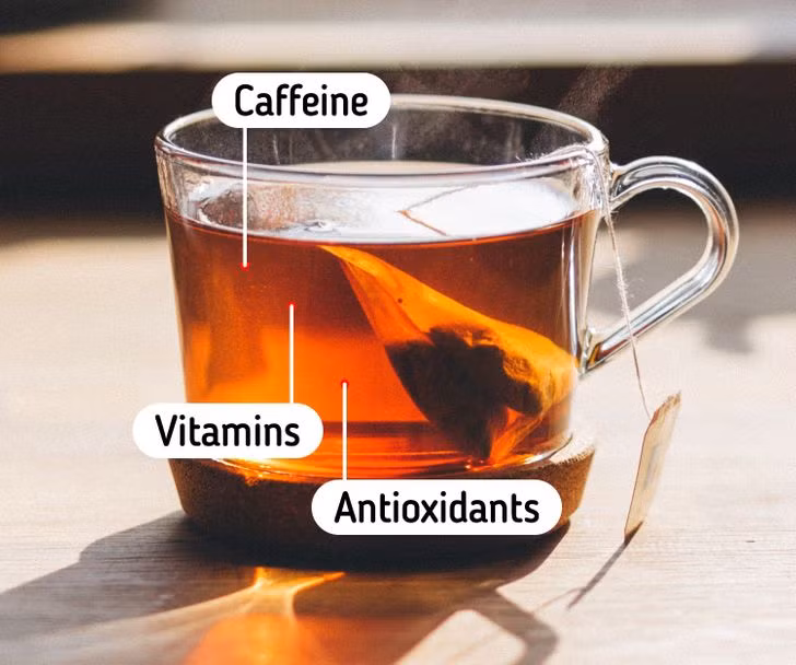 Trà: Hãy pha một cốc trà cho mái tóc của bạn. Nhờ có caffeine, trà thúc đẩy lưu lượng máu, hydrat hóa da và cung cấp oxy trong cơ thể. Những điều này trực tiếp cải thiện sự phát triển của tóc và ngăn ngừa rụng tóc. Pha một ấm trà, để nguội và đổ lên gội đầu.