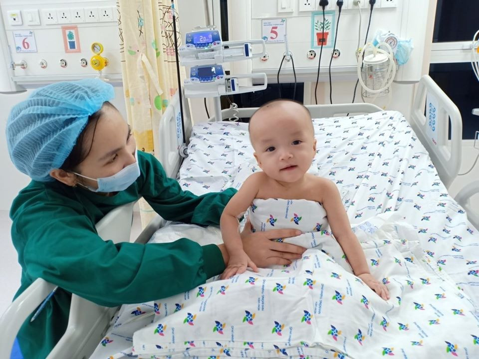 Vết thương ở phần bụng, hông đến nay đã khô ráo, kết quả cấy vi sinh đều âm tính. Hai bé có thể tự cầm bình sữa bú và cười tươi khi gặp ba mẹ hoặc được y bác sĩ pha trò.