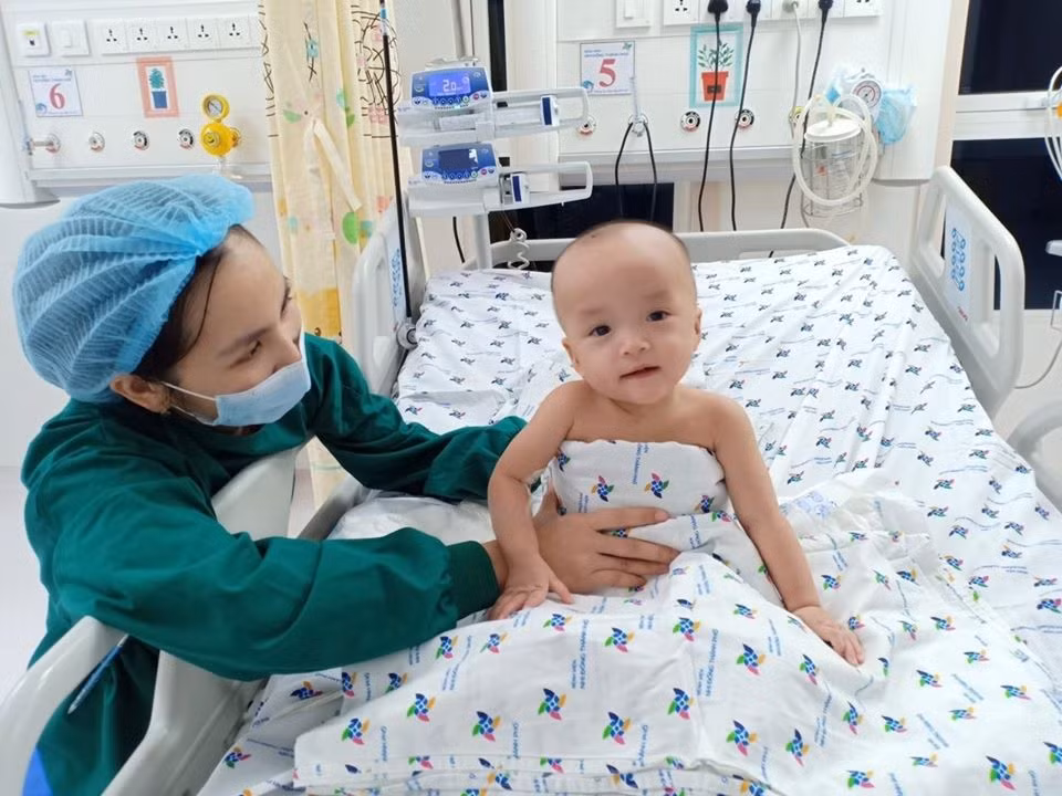 Vết thương ở phần bụng, hông đến nay đã khô ráo, kết quả cấy vi sinh đều âm tính. Hai bé có thể tự cầm bình sữa bú và cười tươi khi gặp ba mẹ hoặc được y bác sĩ pha trò.