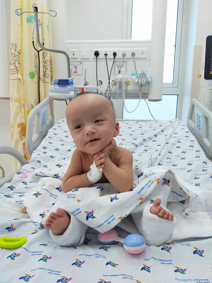 Rất nhiều người đã gửi những lời chúc sức khỏe đến hai bé và lời cảm ơn đến êkip mổ, các y bác sĩ đang chăm sóc, điều trị hai bé trong thời gian hậu phẫu.