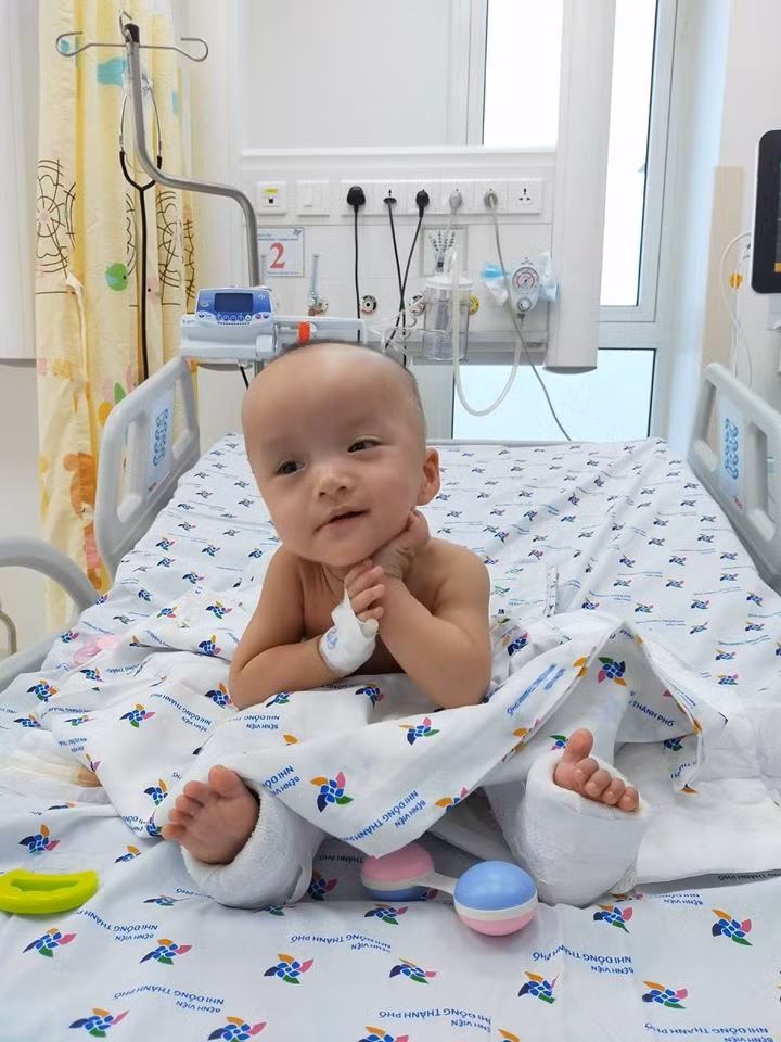 Rất nhiều người đã gửi những lời chúc sức khỏe đến hai bé và lời cảm ơn đến êkip mổ, các y bác sĩ đang chăm sóc, điều trị hai bé trong thời gian hậu phẫu.