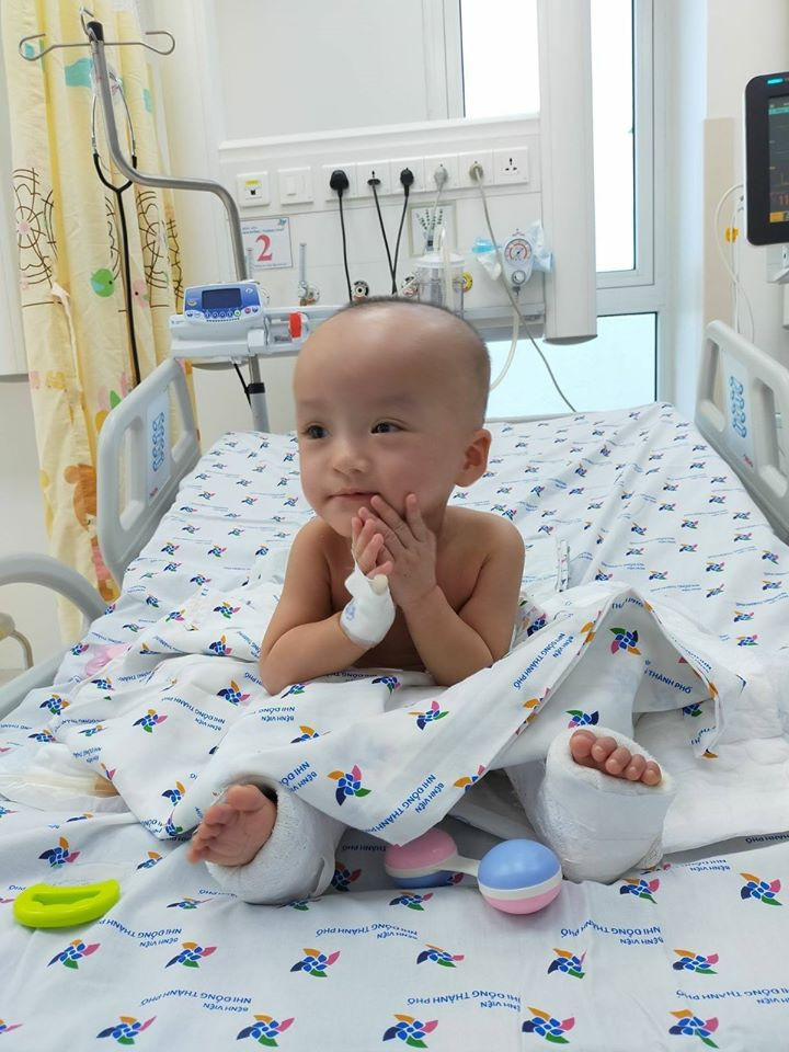 Các bác sĩ cho biết vết thương ở hậu môn tạm và bàng quang ra da của song Nhi được chăm sóc tốt.