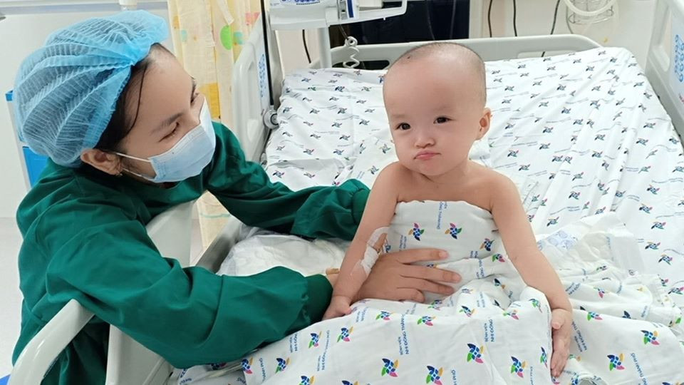 Sáng 9/8, Bệnh viện Nhi đồng thành phố (TP.HCM) đăng tải những hình ảnh, video về cặp song sinh Trúc Nhi - Diệu Nhi sau 25 ngày mổ tách dính và nhận được nhiều sự quan tâm của cộng đồng mạng.