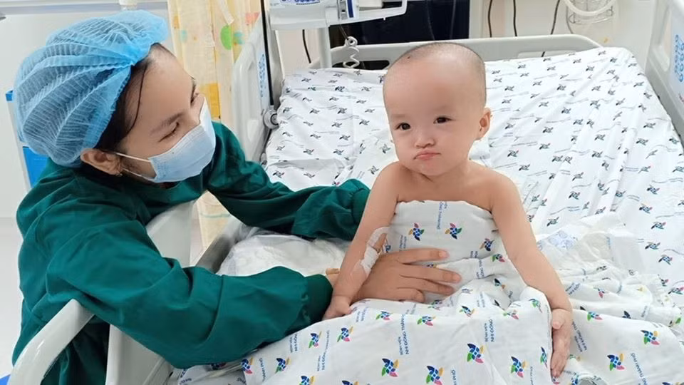 Sáng 9/8, Bệnh viện Nhi đồng thành phố (TP.HCM) đăng tải những hình ảnh, video về cặp song sinh Trúc Nhi - Diệu Nhi sau 25 ngày mổ tách dính và nhận được nhiều sự quan tâm của cộng đồng mạng.