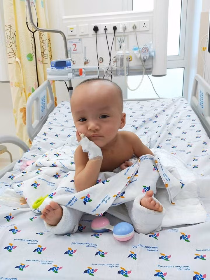 Hai bé Trúc Nhi - Diệu Nhi có thể tự ngồi dậy rồi tạo nhiều dáng ngồi khác nhau, lúc đưa tay chống cằm vào má suy tư, lúc nũng nịu rồi cười tít mắt. Những hình ảnh này khiến nhiều người xúc động.