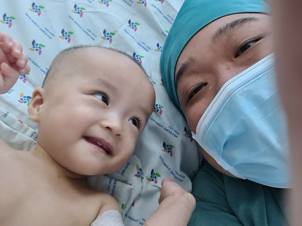 Sau nhiều lần hội chẩn, ngày 15/7 vừa qua, Diệu Nhi và Trúc Nhi được gần 100 y bác sĩ phẫu thuật tách dính. Ca phẫu thuật hoàn thành tốt đẹp, hai bé được đưa về phòng hồi sức ngoại theo dõi và chăm sóc đến nay đã tiến triển tốt.