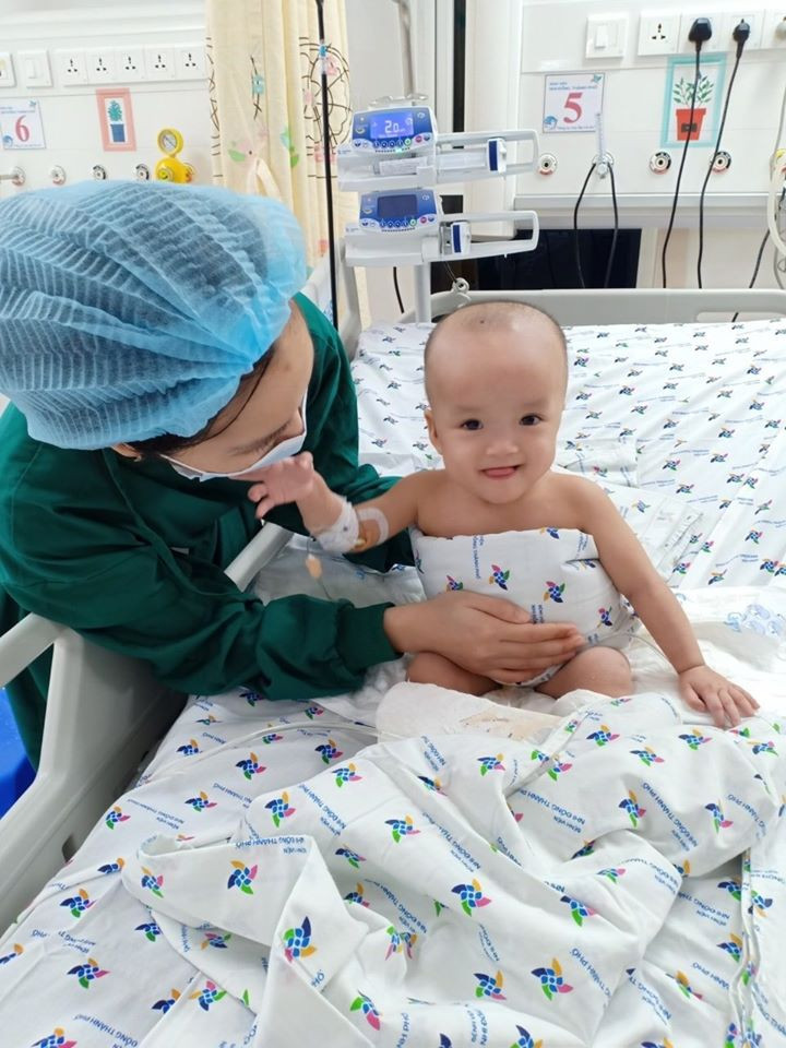 Trúc Nhi - Diệu Nhi được chẩn đoán dị tật dính liền bụng chậu bẩm sinh. Sau khi chào đời tại Bệnh viện Hùng Vương, hai bé được chuyển đến Bệnh viện Nhi đồng thành phố để chăm sóc và theo dõi sức khỏe đến 13 tháng tuổi.