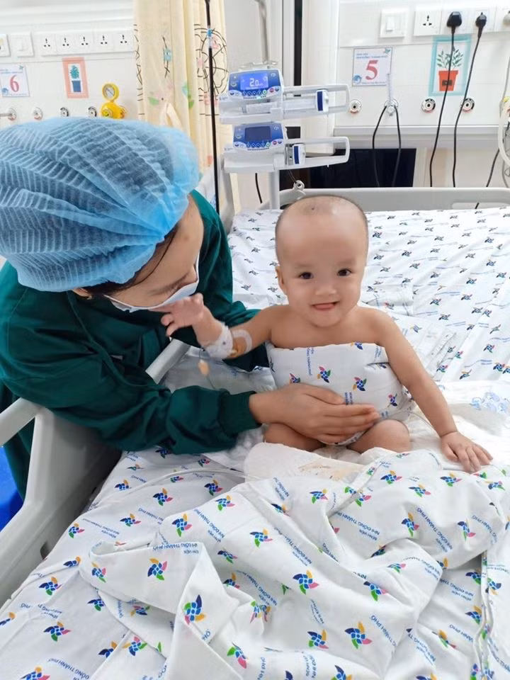 Trúc Nhi - Diệu Nhi được chẩn đoán dị tật dính liền bụng chậu bẩm sinh. Sau khi chào đời tại Bệnh viện Hùng Vương, hai bé được chuyển đến Bệnh viện Nhi đồng thành phố để chăm sóc và theo dõi sức khỏe đến 13 tháng tuổi.