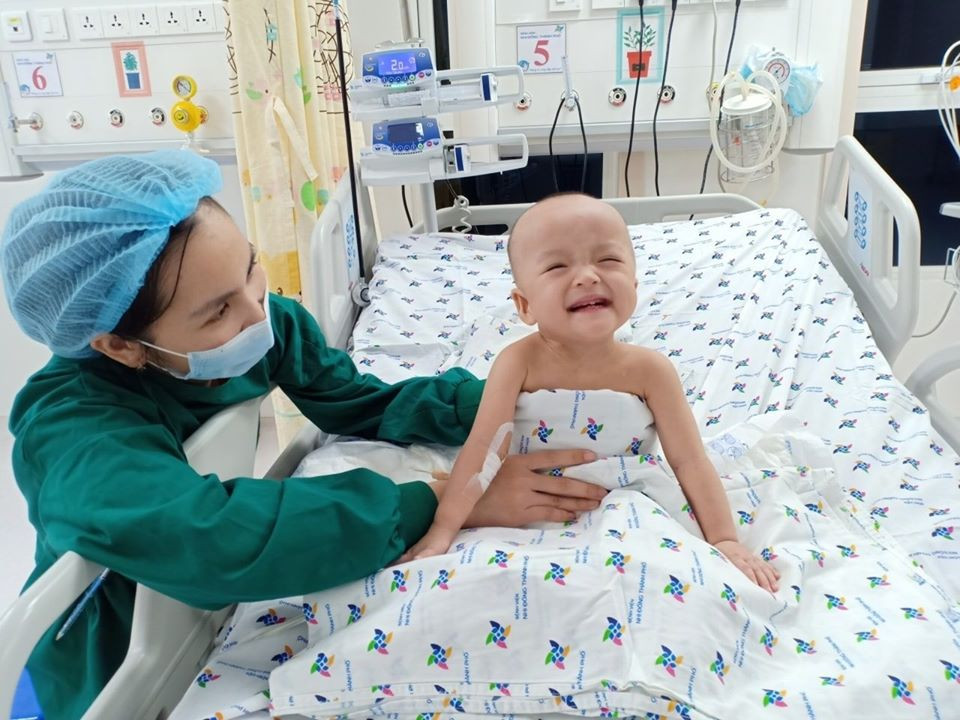 Trước đó, ngày 7/8, lần đầu tiên các bác sĩ cắt 1cm thanh bột ngang cố định khung chân và xương chậu trên người Trúc Nhi - Diệu Nhi. Dự kiến ngày 10/8, bác sĩ sẽ cắt thêm vào 1cm để xê dịch lại dần dần và cho hai bé tập đi trong 6 tuần tới.