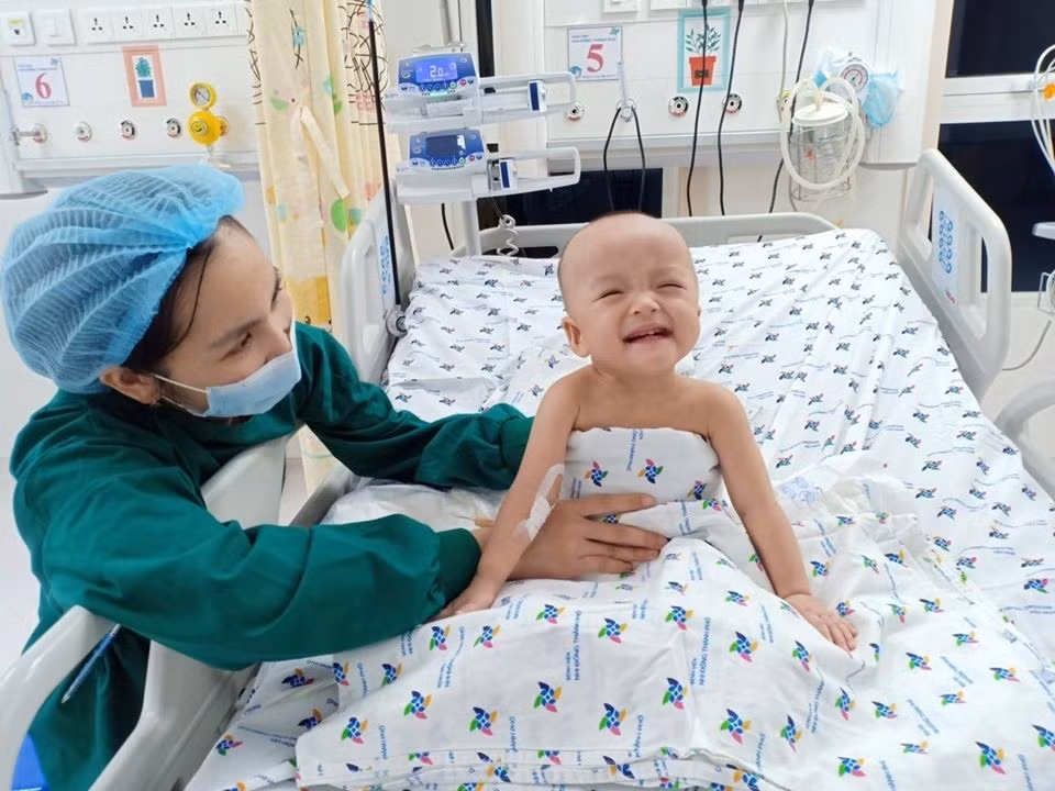 Trước đó, ngày 7/8, lần đầu tiên các bác sĩ cắt 1cm thanh bột ngang cố định khung chân và xương chậu trên người Trúc Nhi - Diệu Nhi. Dự kiến ngày 10/8, bác sĩ sẽ cắt thêm vào 1cm để xê dịch lại dần dần và cho hai bé tập đi trong 6 tuần tới.