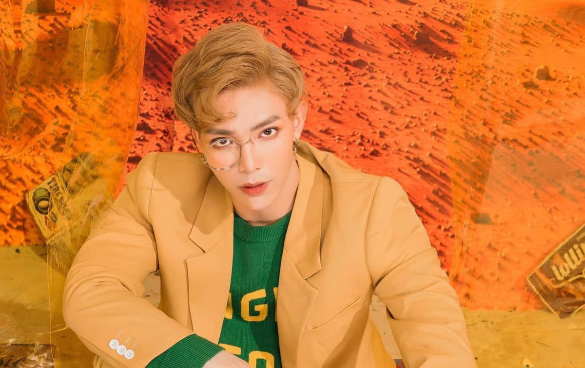 Chàng ca sĩ 9X trông cực chất với kiểu tóc màu vàng sáng chói.