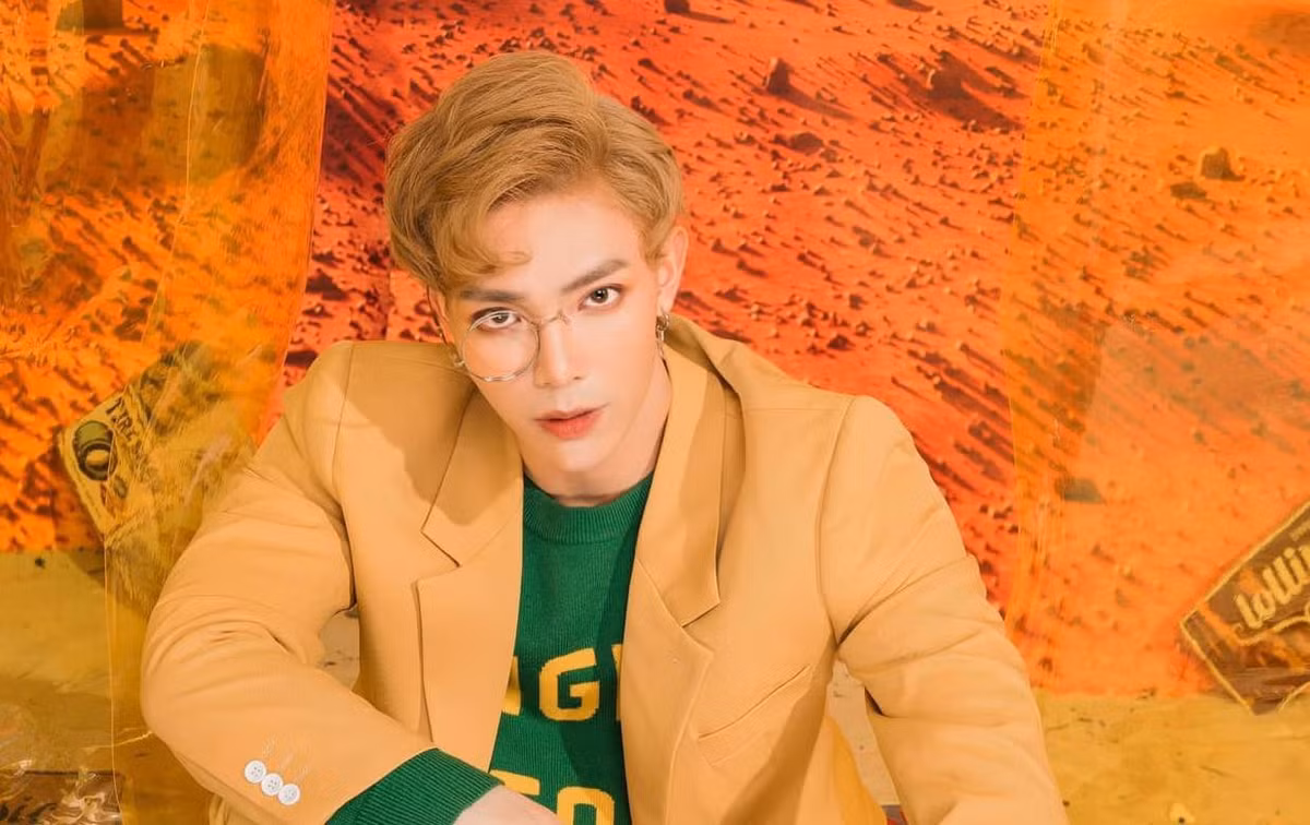 Chàng ca sĩ 9X trông cực chất với kiểu tóc màu vàng sáng chói.