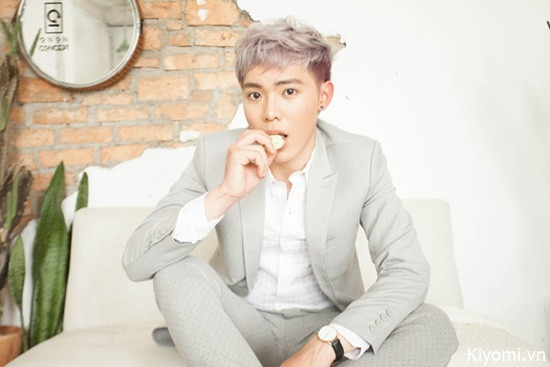 Mái tóc nhuộm màu khói khiến cho anh chàng ca sĩ sinh năm 1997 trông đầy lãng tử và sành điệu.