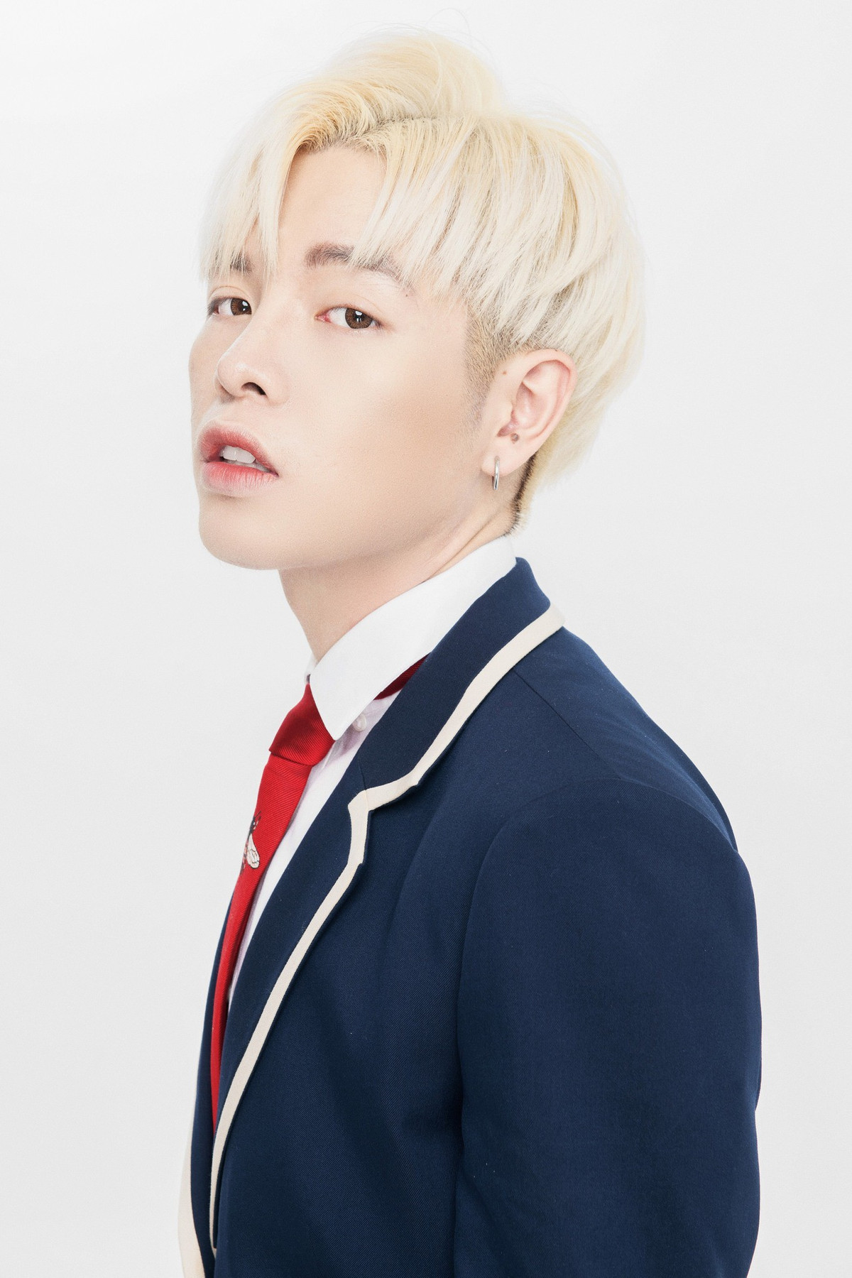 Mái tóc layer nhuộm bạch kim khiến Đức Phúc trông vô cùng trẻ trung và phong cách.