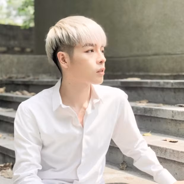 Không kém cạnh Erik, chàng ca sĩ Đức Phúc cũng nhiều lần khiến khán giả ngạc nhiên bởi mái tóc nhuộm màu nổi bật.