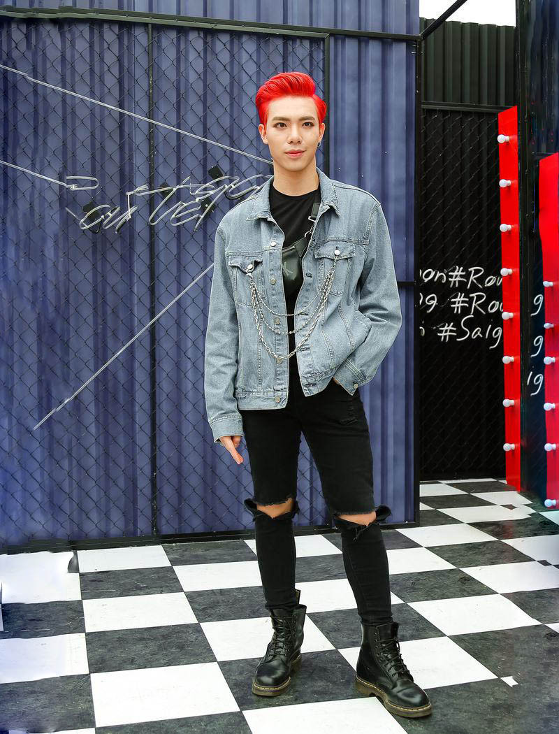 Những tưởng rằng đây là màu tóc nhuộm không thể với nam giới, nhưng anh chàng đã biến nó thành sự thật. Màu tóc này không những giúp anh nổi bật ở mọi lúc mọi nơi.