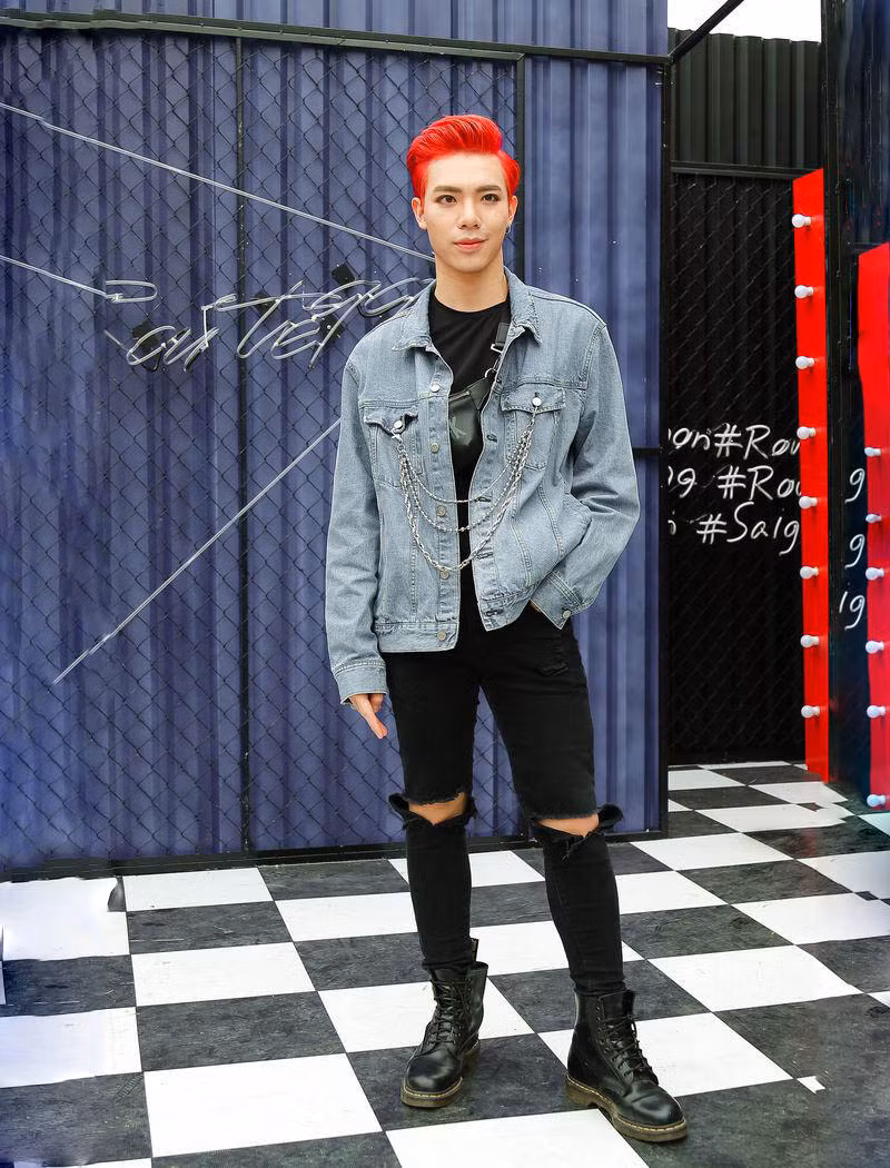 Những tưởng rằng đây là màu tóc nhuộm không thể với nam giới, nhưng anh chàng đã biến nó thành sự thật. Màu tóc này không những giúp anh nổi bật ở mọi lúc mọi nơi.