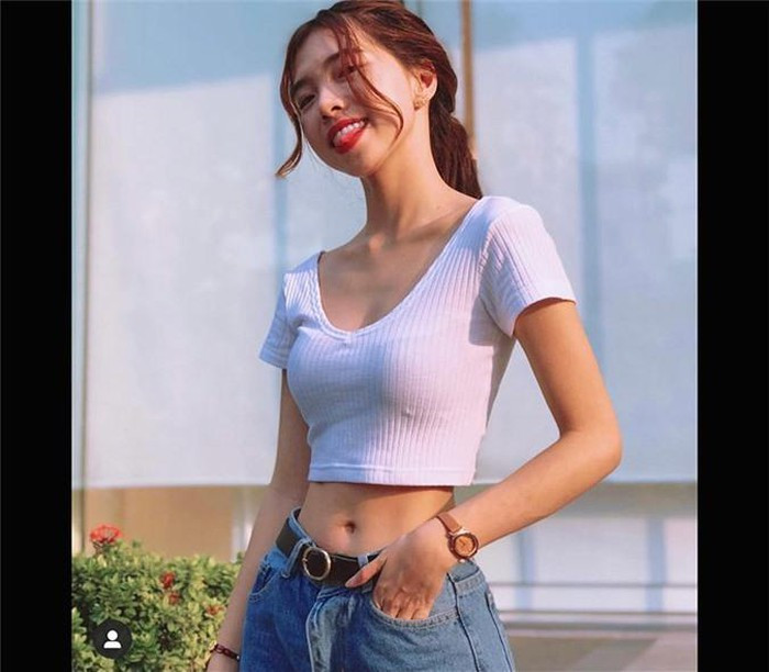 Phương Ngân ăn mặc gợi cảm vừa đủ không quá hở hang phản cảm.