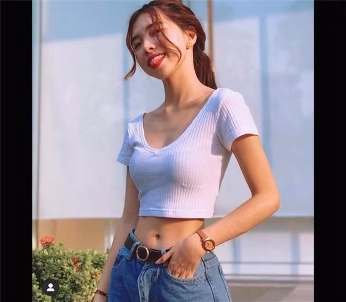 Phương Ngân ăn mặc gợi cảm vừa đủ không quá hở hang phản cảm.