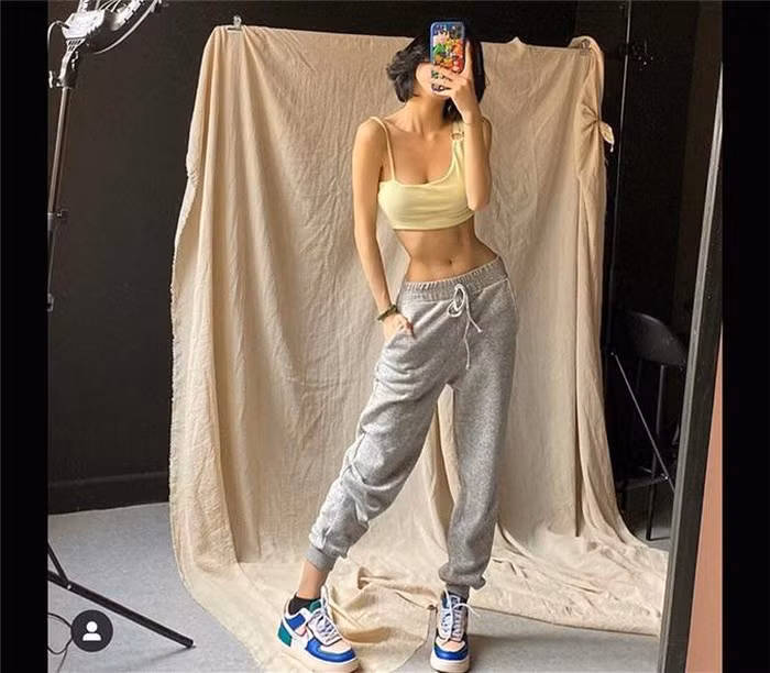 Ngoài việc tập thể thao với các bộ môn như gym, yoga thì Phương Ngân còn duy trì phong độ hình thể và đặc biệt là vòng eo với cách đeo nịt bụng.