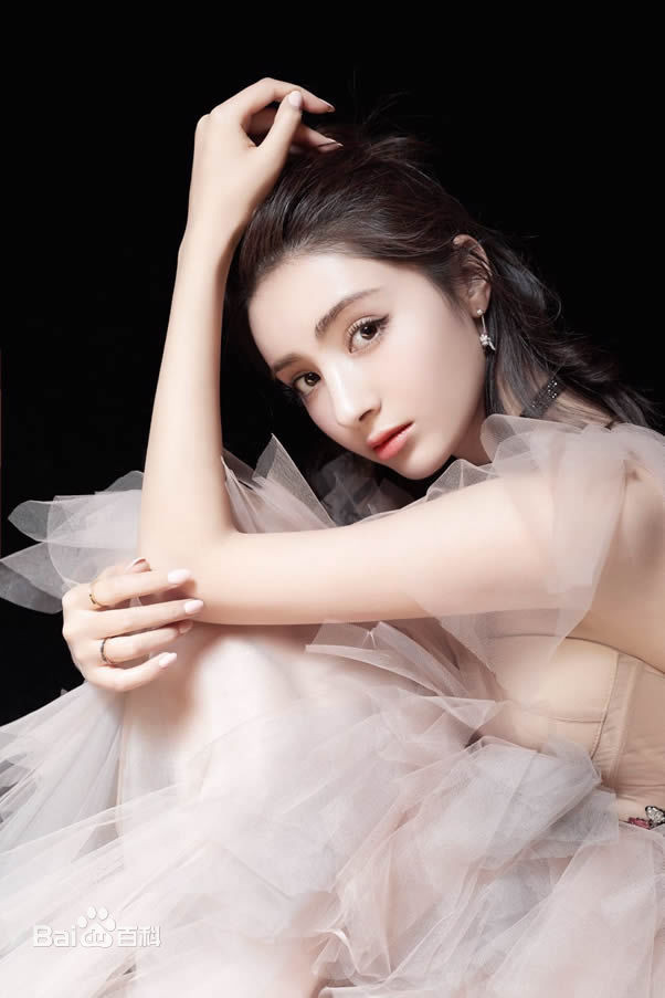 Mạch Địch Na cũng là một người đẹp được xếp vào "Tân Cương tứ mỹ". Cô nhận được sự quan tâm của công chúng khi vào vai Hàm Hương công chúa trong bản "Hoàn Châu cách cách" năm 2010. Làn da của cô thuộc loại nhạy cảm cùng với điều kiện khắc nghiệt lúc quay phim nên muốn bảo vệ da cần phải đặc biệt tỉ mỉ. Cứ một tiếng cô lại thoa kem chống nắng một lần. Bên cạnh đó là đắp mặt nạ dưỡng ẩm để da luôn căng bóng, mịn màng.