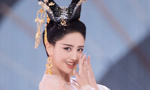 Tuy nhiên, Đồng Lệ Á không nhịn ăn để giảm cân, cô từng bày tỏ quan điểm: "Nếu muốn giảm cân, bạn không nên nhịn đói. Ăn uống đầy đủ, khoa học là cách tốt nhất". Theo đó, các bữa ăn của người đẹp lúc nào cũng đầy đủ các chất dinh dưỡng từ rau củ quả và các loại trứng, thịt... Đặc biệt, bữa sáng của cô thường có 5-6 món.