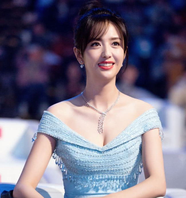 Ngoài các cách kể trên, cả 3 người đẹp đều chú trọng uống đủ nước mỗi ngày, chăm chỉ tập thể thao (chạy bộ hoặc yoga) để giữ vóc dáng chuẩn, da căng mọng, khỏe khoắn.